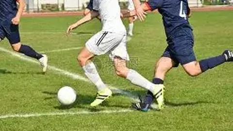 揭秘足球巨星700球纪录：梅西左脚神技惊世，C罗巧打裆部破门